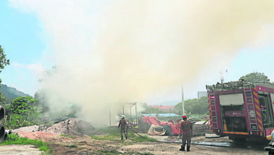 Photo of 工人露天燒塑料垃圾 華團安老院附近冒濃煙