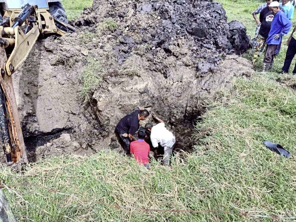 男子进行挖井工作时，不幸遭陷塌的泥土活埋(10844072)-20191030171926