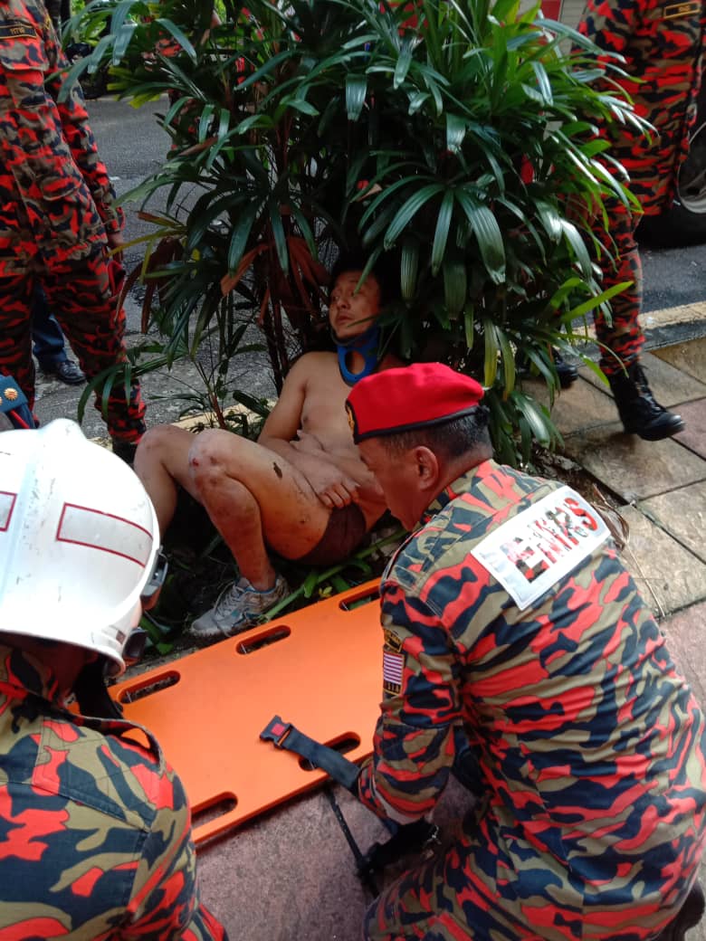 华裔男子5楼跳下，在医院接受治疗(10572806)-20191022183547