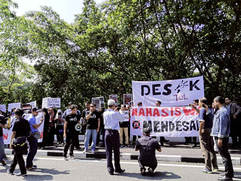 国会：大学生组织DESAK在国会外示威(10408529)-20191017184529