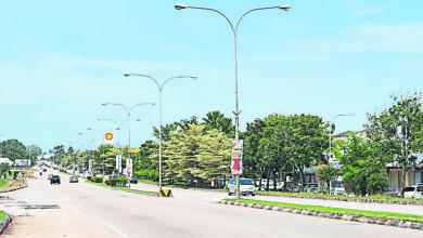 Photo of 張掛在路口 市會宣傳直幅擋視線