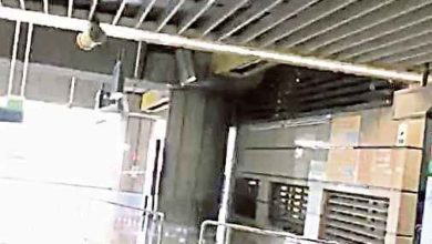 Photo of 疑天花板漏水所致 裕廊東地鐵站下大雨