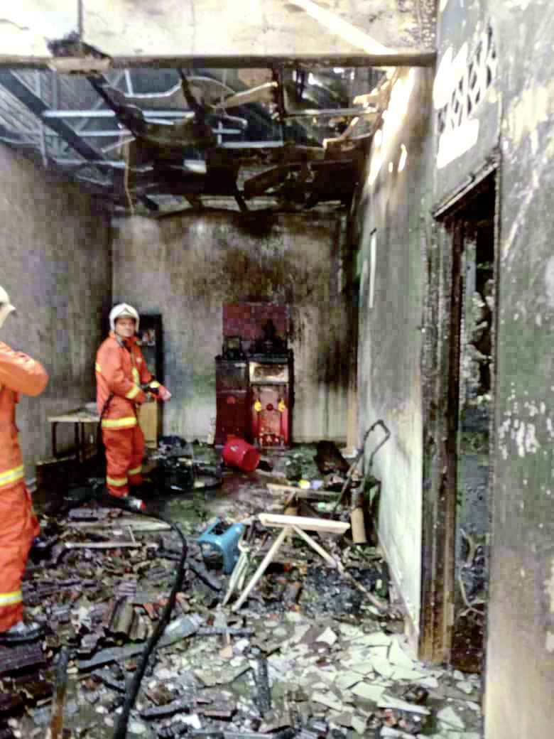 火灾烧毁单层排屋，2华裔青年男女被灼伤(11087833)-20191106172524
