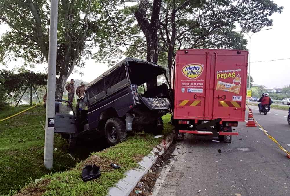 国:新闻:罗里失控冲撞警方路检行动,2执(11085591)-20191106172521