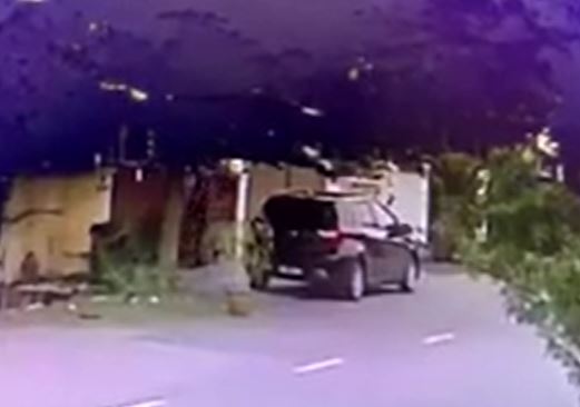 闭路电视拍下3男子破门行窃案(11700478)-20191122174539