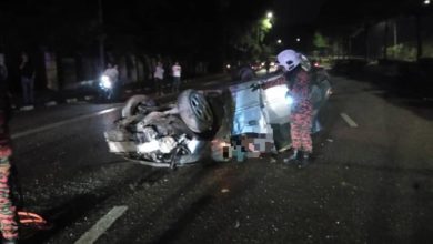 Photo of 轎車四輪朝天  司機夾斃駕駛座