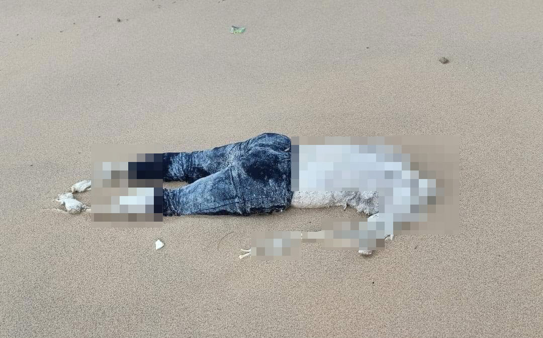 一具高度腐烂的无头男尸被发现搁在海滩(12031082)-20191202151157