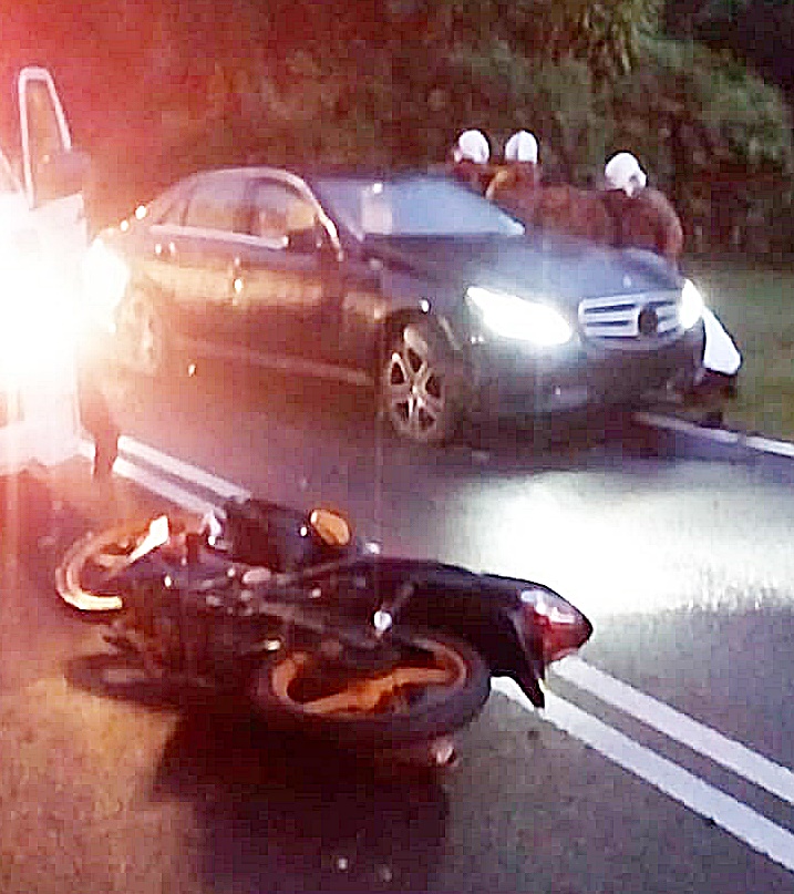 一名摩哆骑士失控滑跌至反方面车道卡在车底(341906)-20191218145410