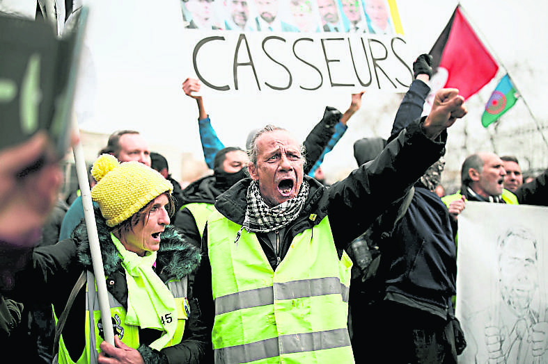 PINyellowvests071219