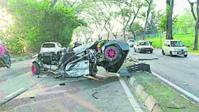 Photo of 男子開車撞燈柱受輕傷