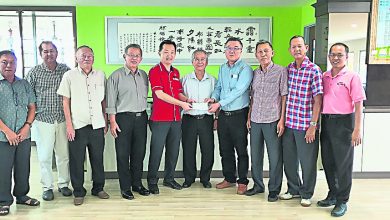 Photo of 獲悉波中新校舍計劃 謝琪清當場移交萬元