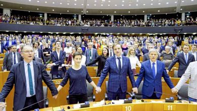 Photo of 歐洲議會通過脫歐協議  議員唱《友誼萬歲》送別英國
