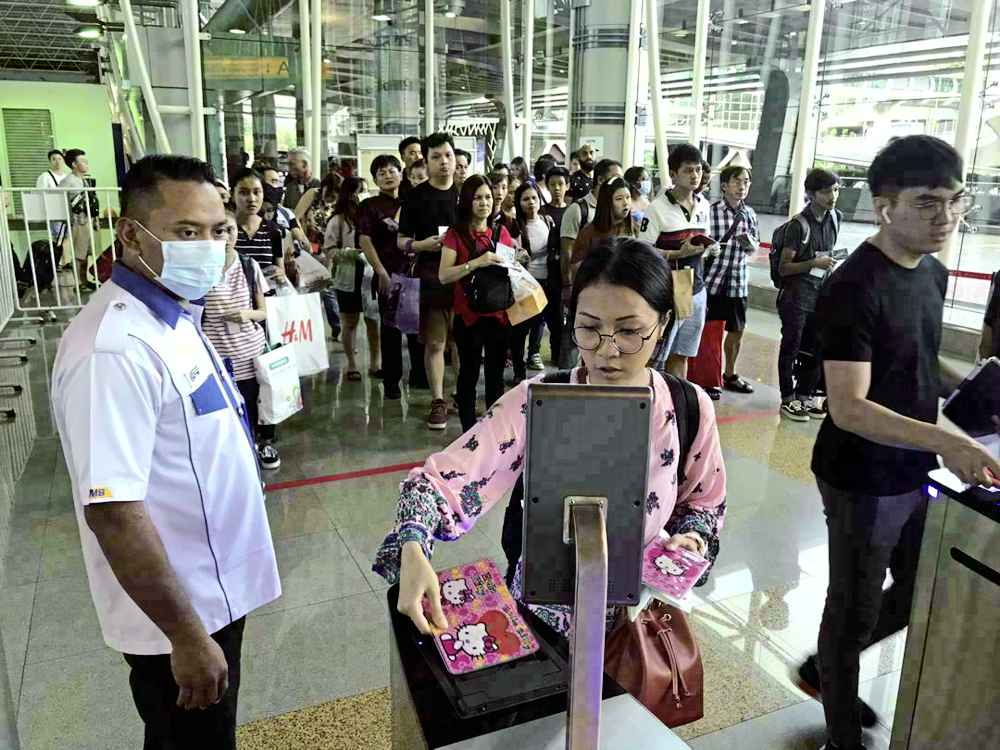 肺炎：入境处职员戴口罩(1629705)-20200126154557