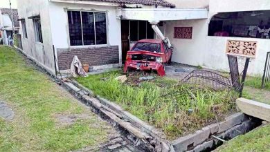 Photo of 74歲老翁誤踩油門 車倒退再前進撞數屋