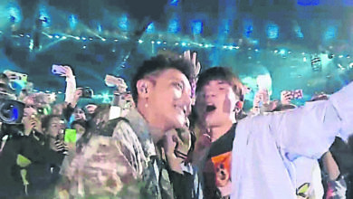 Photo of 男粉偷Kiss黃子韜 親完就跑