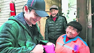 Photo of 妻兒日本滑雪  黃曉明探老人送暖