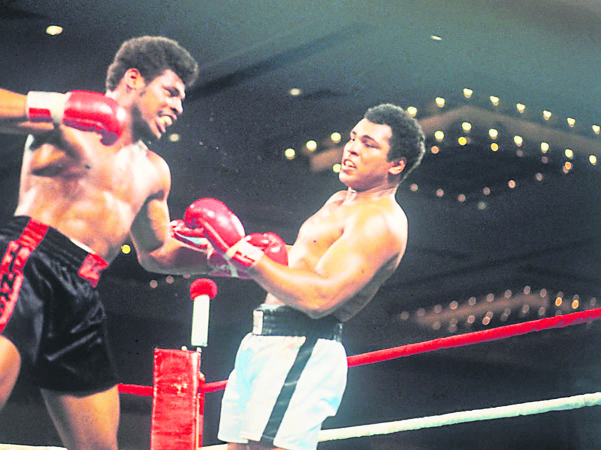 Leon-Spinks-and-Muhammad-Ali-During-Bout