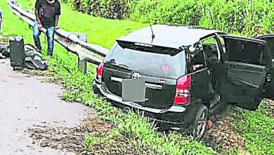 Photo of 轎車撞防撞欄 學生死友人傷