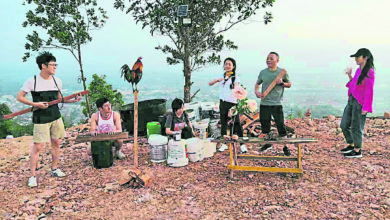 Photo of 家私店東主聯手親家 對雞彈唱娛樂登山客