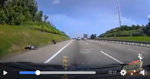 网传视频_吉普车公路上飞驰，撞倒摩哆车骑(1432112)-20200120185345