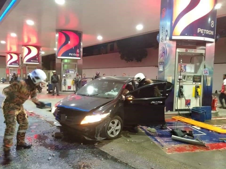 国：轿车撞油站 造成2死1伤(828729)-20200104150025
