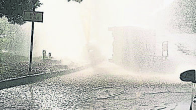 Photo of 客貨車閃摩多撞輸水管 水管爆裂水湧如噴泉