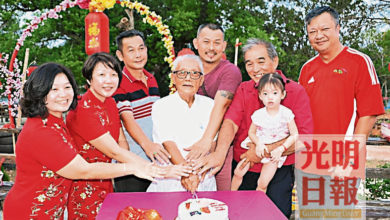 Photo of 斑鳩灣城鎮碼頭樂舞一派 逾百人拋柑撈生慶元宵