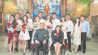 Photo of 明修善社聖殿前 6對新人簽愛情契約