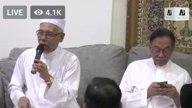 Photo of 支持者守候家外  安華神情凝重看手機