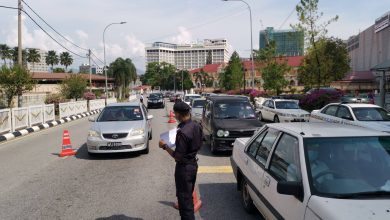 Photo of 站崗警員也持牌提醒 你若愛國 請留在家