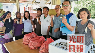 Photo of 楊慶傳：供過於求 購600公斤甘望魚送村民