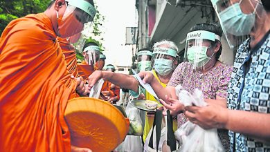 Photo of 泰僧侶戴面罩化緣