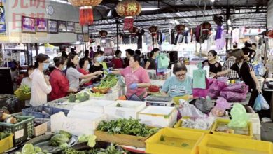 Photo of 無人瘋搶  城鎮雜貨店貨物充足