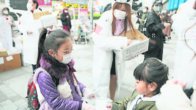 Photo of 熊貓 贈口罩 回饋日民眾