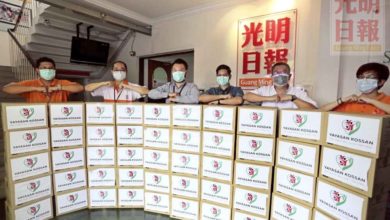 Photo of 光明公益金移交檳衛局 50箱丁腈手套助前線
