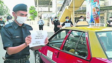 Photo of 怡警商場外設路障 持紙牌提醒車主留家中