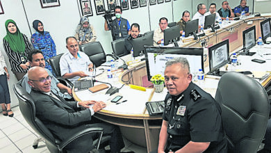 Photo of 派傳單教育勸告 彭執法單位監督管制令