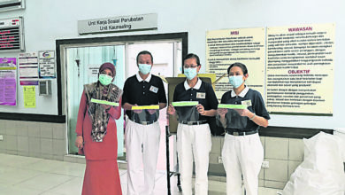 Photo of 居鑾慈濟志工 2天製500面罩捐醫院