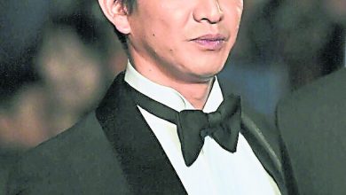 Photo of 新劇停拍閒在家  木村拓哉爬梯換燈泡