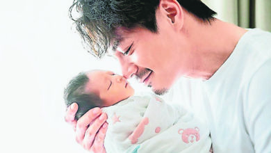 Photo of 羅仲謙 親剪女兒臍帶