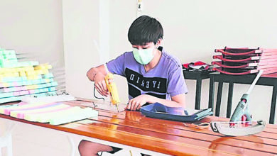 Photo of 支援醫院抗擊冠病 泰羽球選手製作面罩