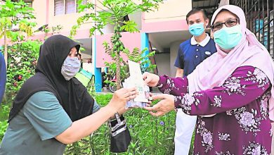 Photo of 2組屋派物資 慈濟助112戶外勞解困