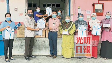 Photo of 玻馬華加央醫院送暖 贈60防護服20盒口罩
