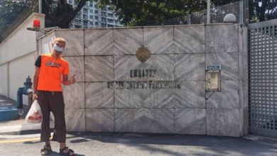 Photo of 快餐店前持字牌求助 俄男將被遣回國