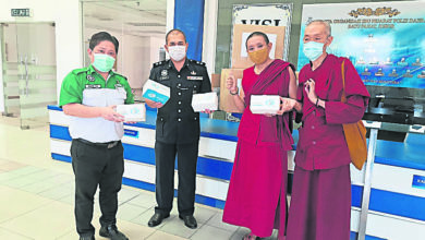 Photo of 峇聖約翰及天心上師 防疫品贈警方醫院