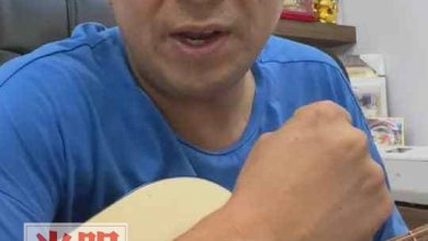 Photo of 方美錸彈唱馬來歌  致謝前線服務隊