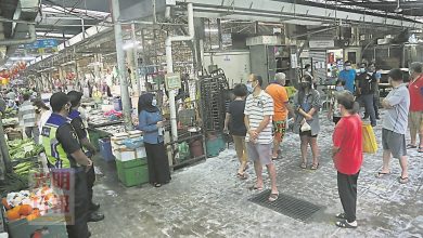 Photo of 民眾守社交距離 阿依淡巴剎人潮回溫
