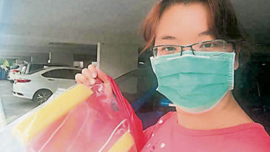 Photo of 自製防護面罩捐醫院  盧秀娥獲通行證載送