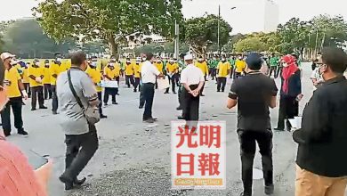 Photo of 檳市廳外百人活動致詞拍照 黃家業轟不良示範