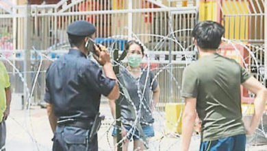 Photo of 堂弟媳剛分娩無家歸 女子鐵網前與警交涉紅了